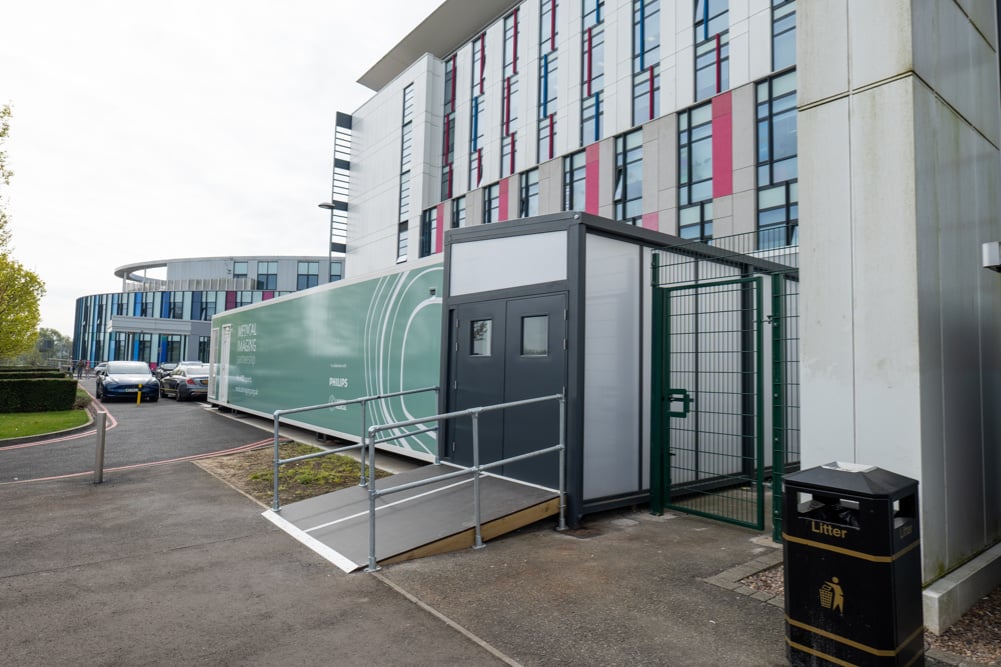 Spaceshade enclosed walkway for MRI scanner - Kings Mill hospital (4)